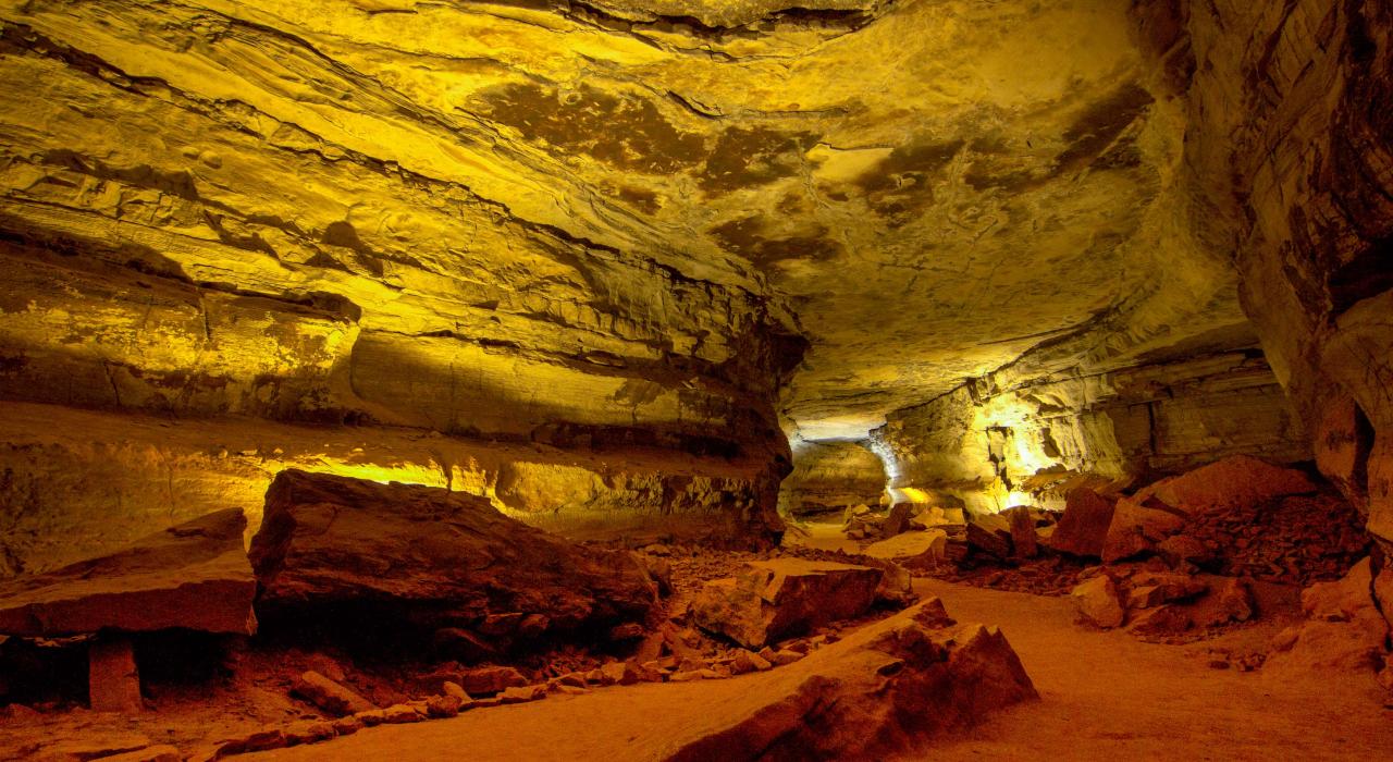 Vista iluminada subterránea en el laberinto de cuevas más largo del mundo