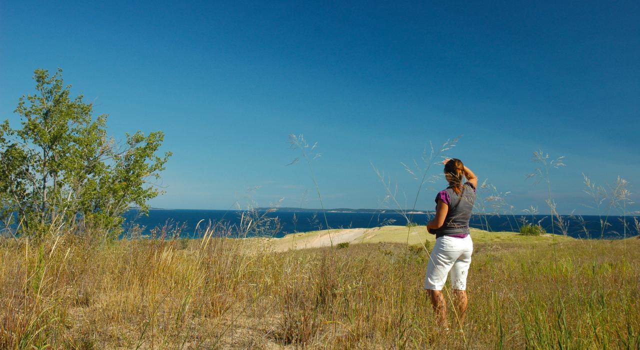 Femme admirant le panorama à Sleeping Bear Point