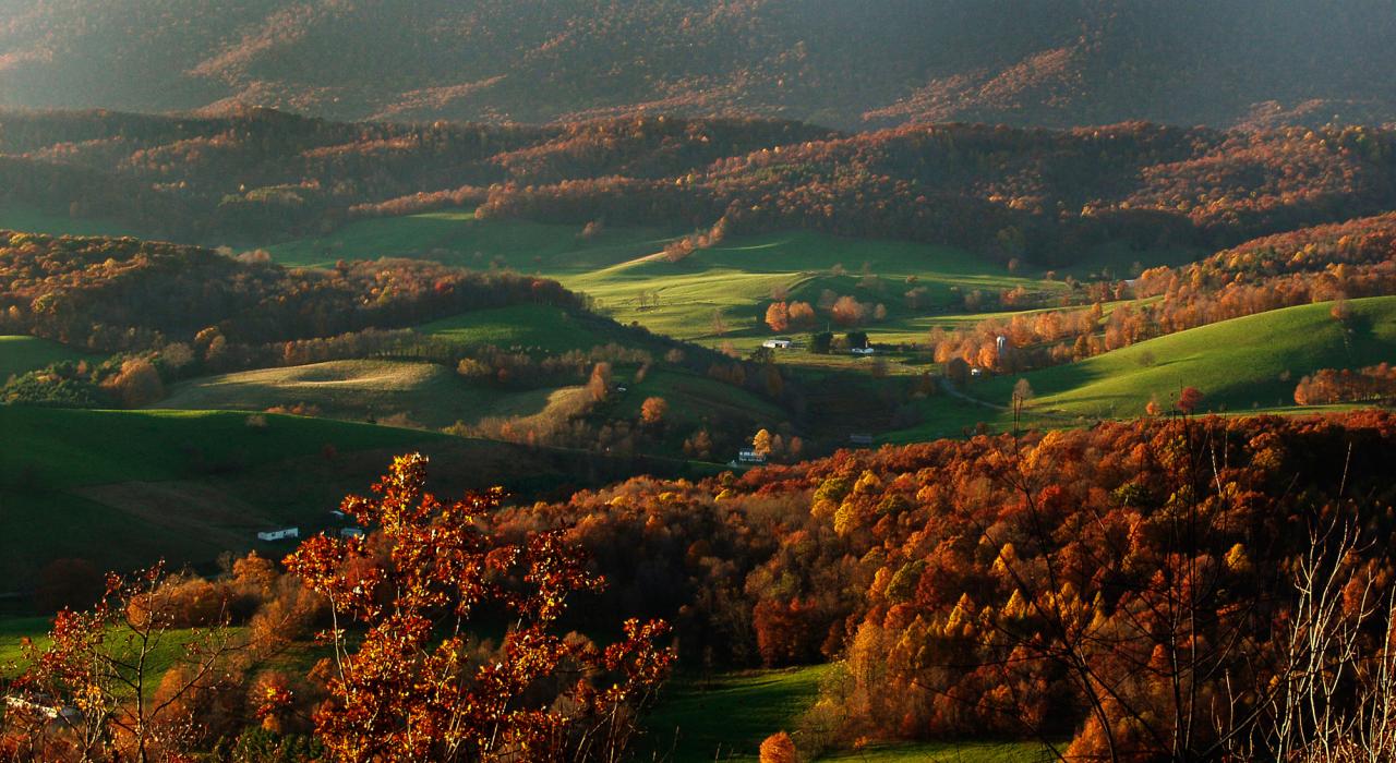 在維吉尼亞州威斯維爾，沿著大沃克山風景道路，蜿蜒前行至大沃克山觀景台和怪獸岩