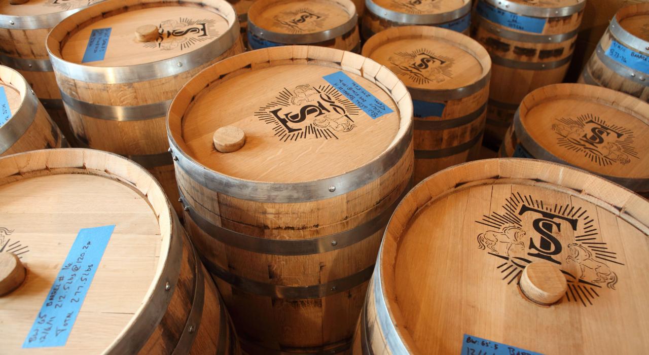 北卡羅萊納州阿什維爾，在阿什維爾蒸餾公司 (Asheville Distilling Co.) 等待裝瓶的酒桶，盛滿特洛伊蒸餾廠釀製的私釀酒，或稱「白色威士忌」