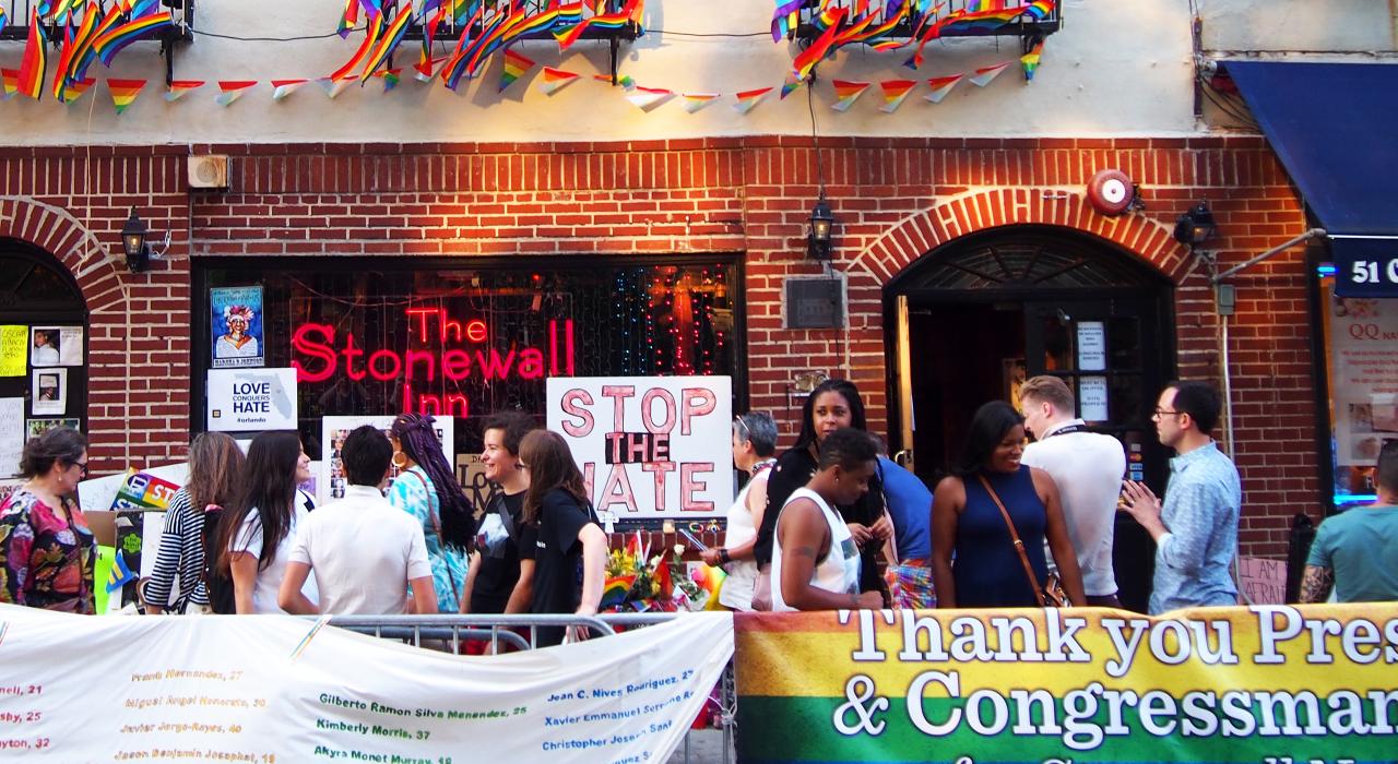 石墙酒吧：游览美国现代 LGBT 群体权利运动的发源地