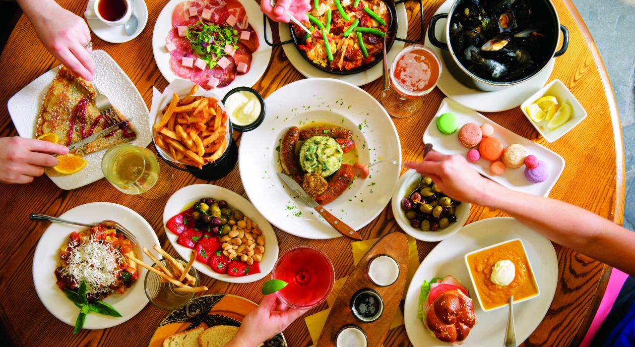 Comensales comparten una selección de alimentos directo desde la granja a la mesa.