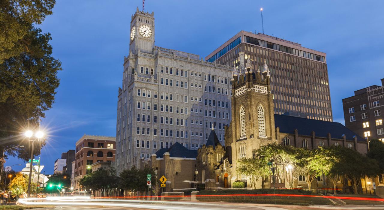 圣安德鲁圣公会与旧州议会大厦夕景
