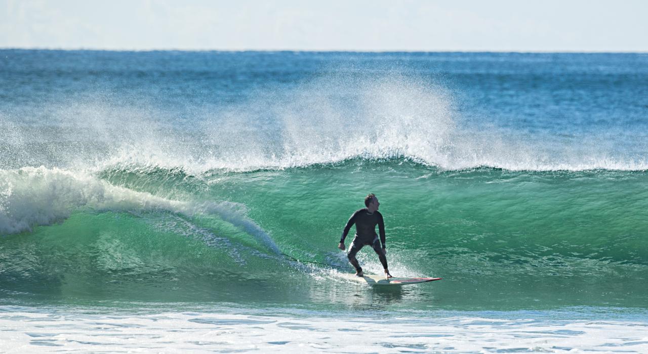 Surfe no mar em um dia agradável 