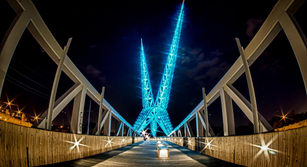Le SkyDance Bridge piéton et ses jeux de lumière
