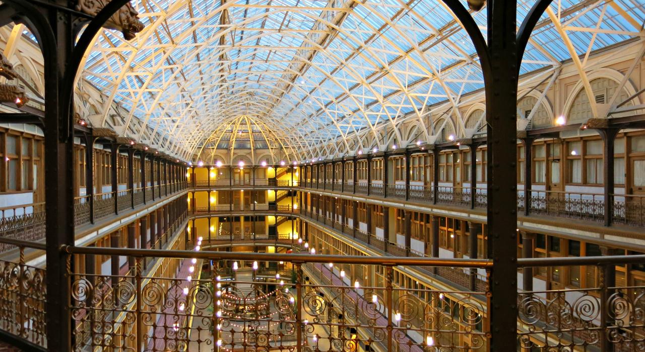 O impressionante interior do histórico Cleveland Arcade, um marco do centro da cidade