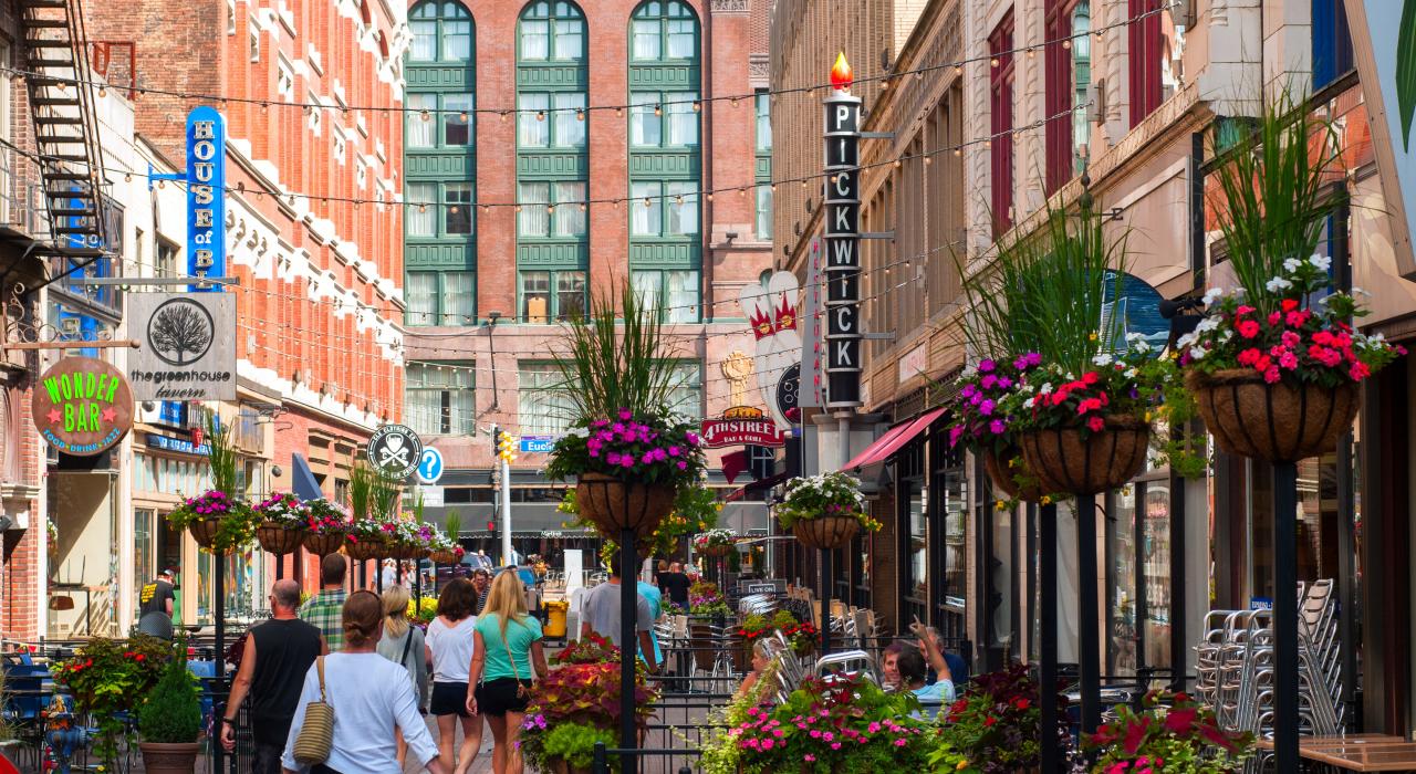 Centro da cidade na estilosa East Fourth Street, um atrativo para os visitantes