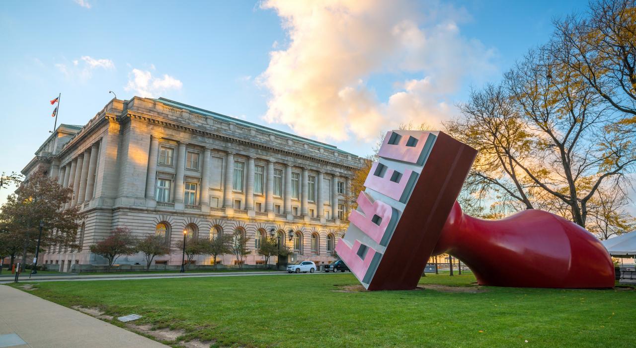 Escultura "Free Stamp" no Willard Park, próximo ao Cleveland City Hall