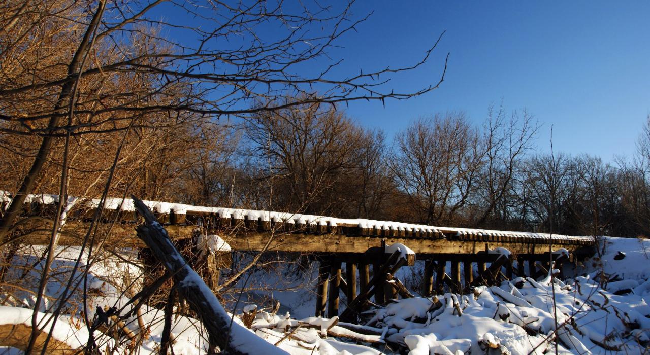 冬日下，废弃的铁路桥
