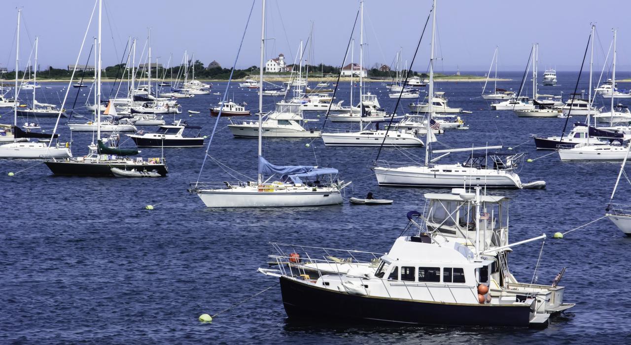 ニューハーバーの湾に停泊するたくさんのヨット