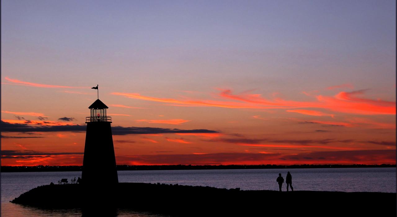 Un phare au bord du Lake Hefner au coucher du soleil