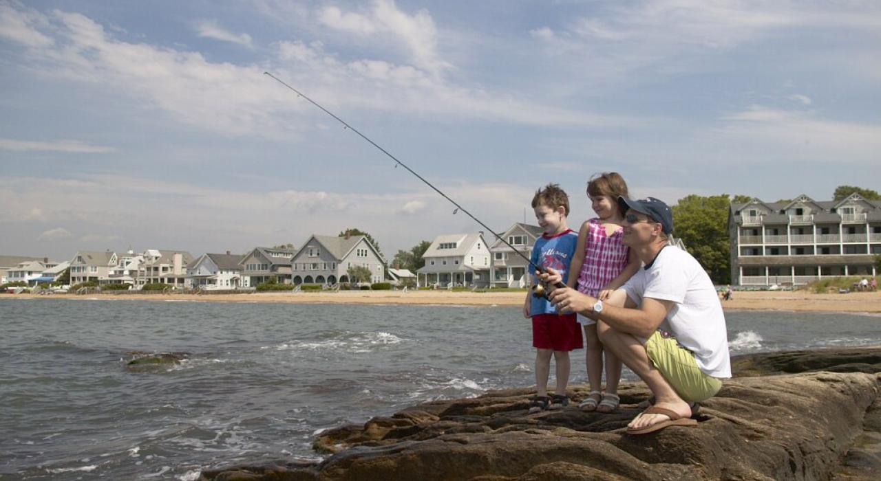 해안의 작은 만에서 가족과 함께 즐겨보는 낚시