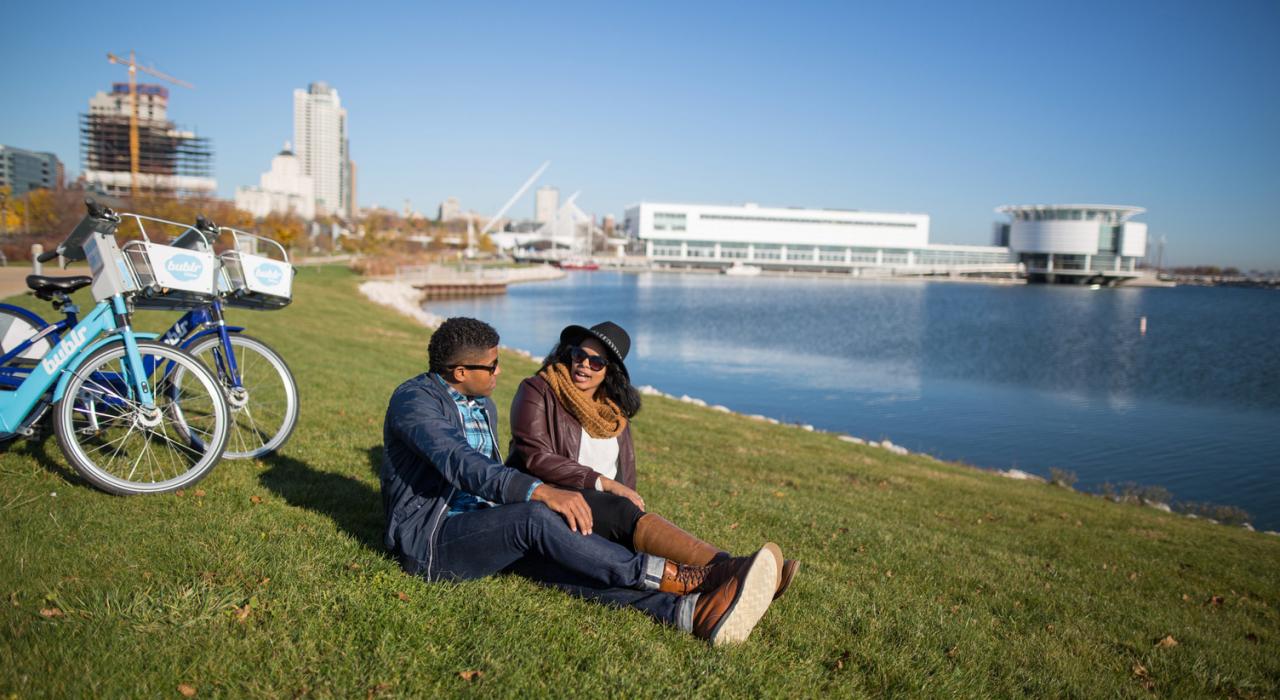 Pause détente sur les rives de la rivière Milwaukee après une promenade à vélo