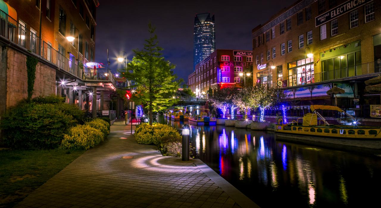 Quartier de Bricktown dans le centre-ville d'Oklahoma City, au bord du canal