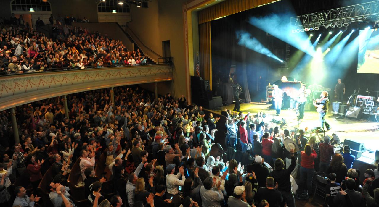 纳什维尔最古老最著名的现场音乐场所之一莱曼大礼堂内部