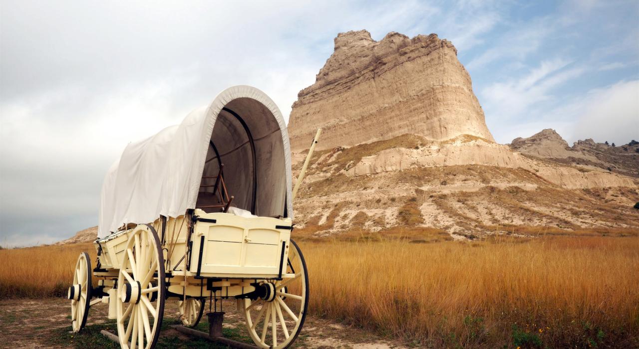 A covered wagon at Scott's Bluff National Monument