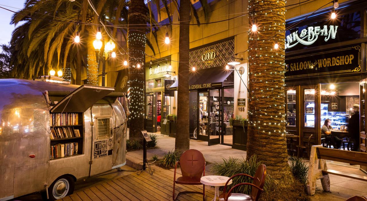 Vendedores, tiendas y restaurantes locales ubicados en el centro de Center Street