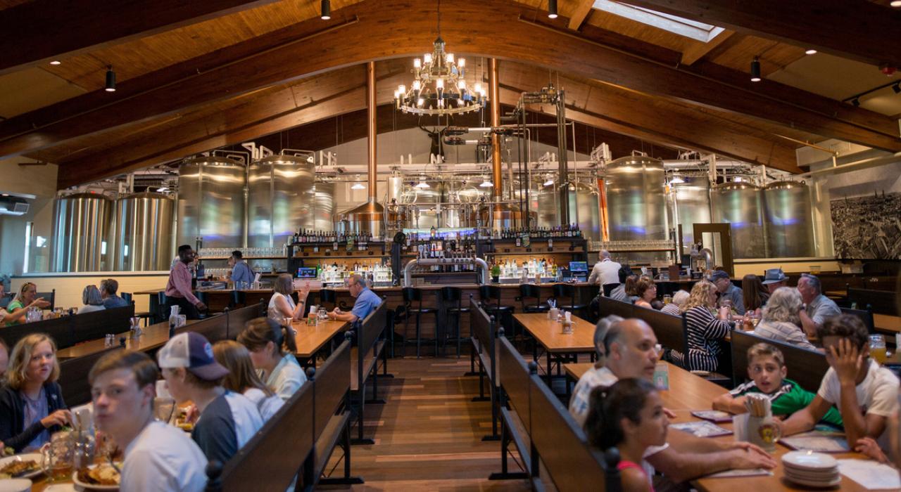 Moment convivial et savoureux à la brasserie Bavarian Bierhaus