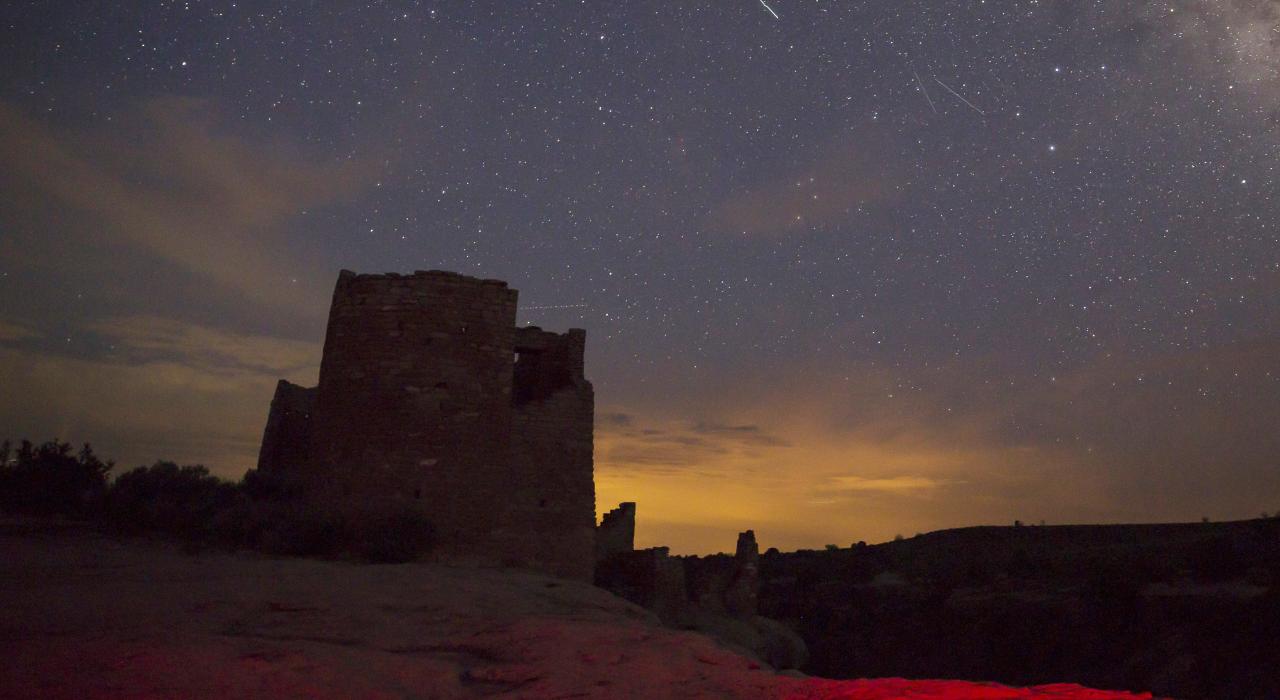 헤일 수 없이 많은 별이 빛나는 호번위프 국립 기념지의 밤하늘