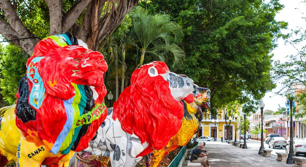 델리시아스 광장에 있는 화려한 색상의 사자상