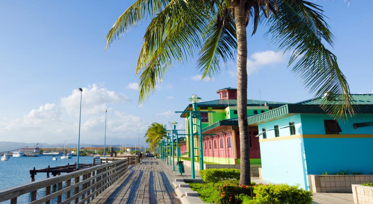 카리브해를 따라 이어진 라 관차 보드워크의 화사한 색상