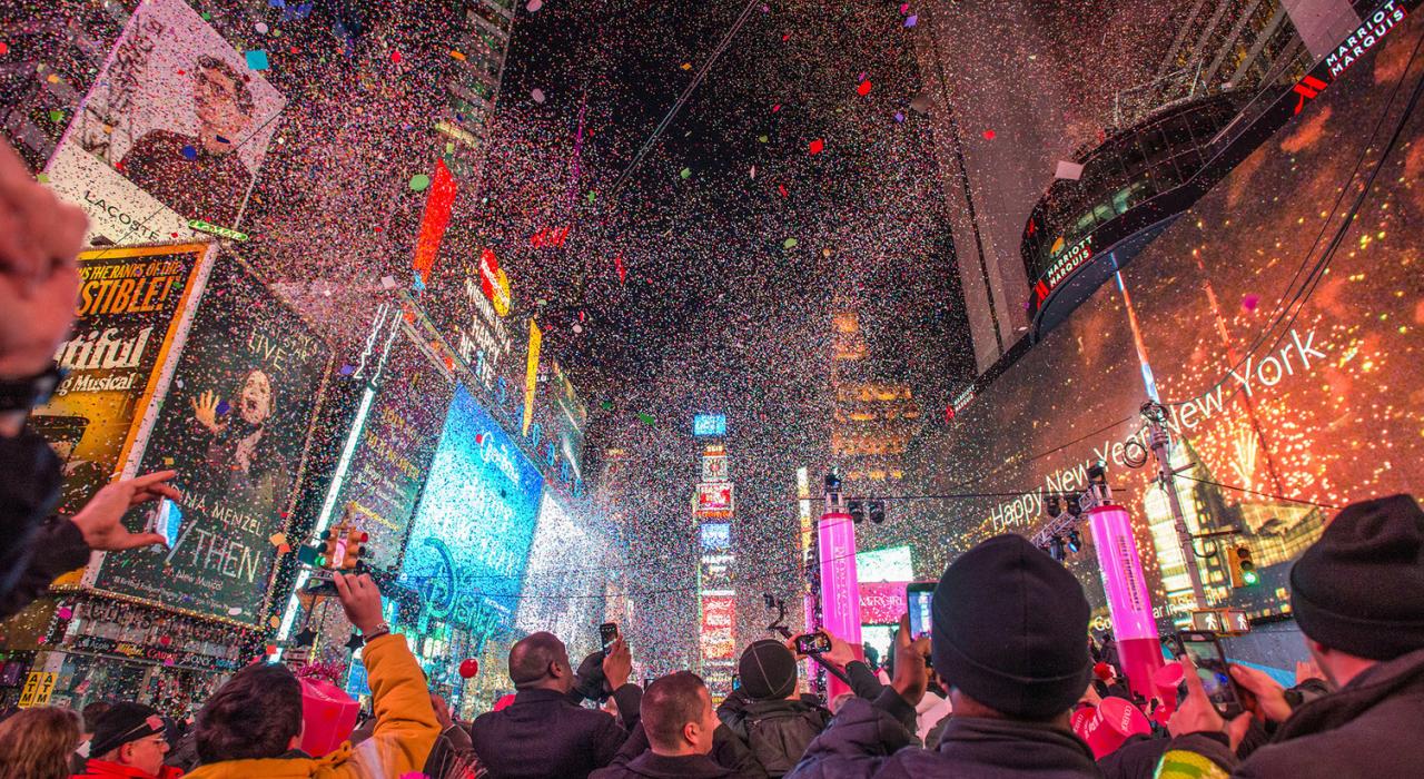 Uma explosão de confetes coloridos na véspera de Ano Novo, na Times Square