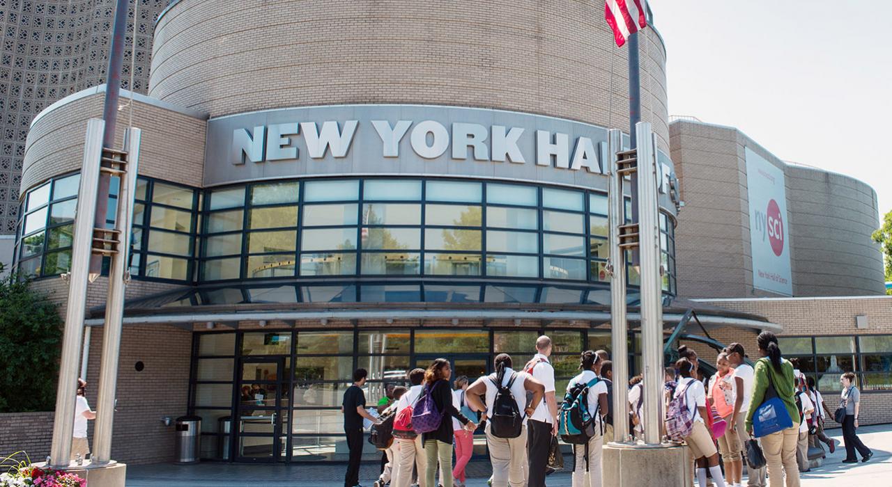 聚集在皇后区纽约科学馆门前的孩子们