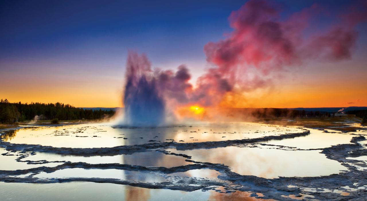 イエローストーン国立公園の近くにある万華鏡のような色彩を放つ間欠泉