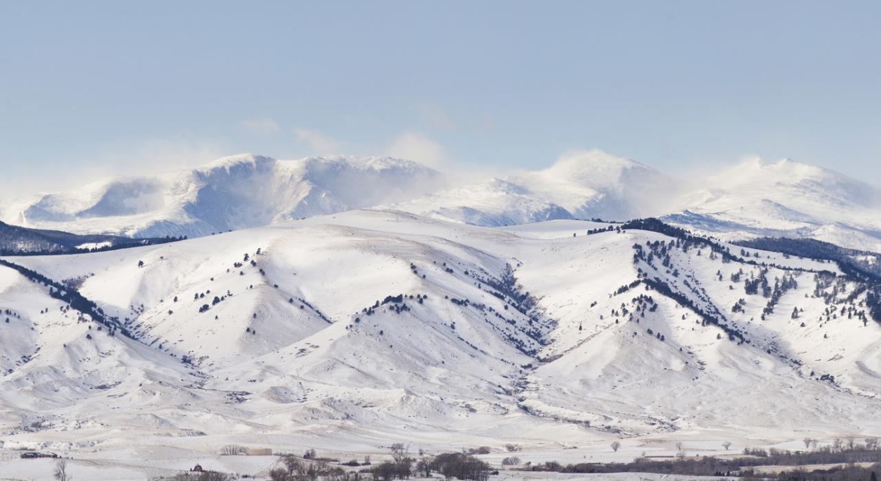 ジレットの冬の日の雪におおわれた山々