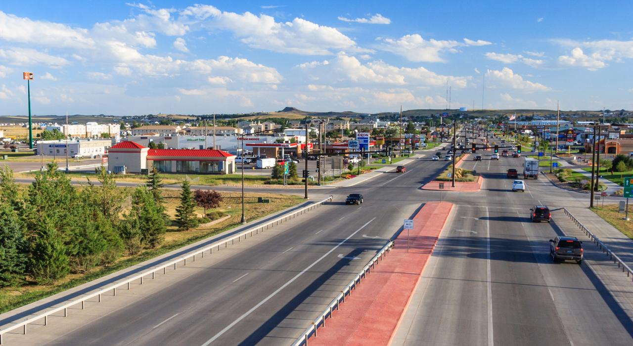 ジレットを通過するダグラスハイウェイの背景にある丘