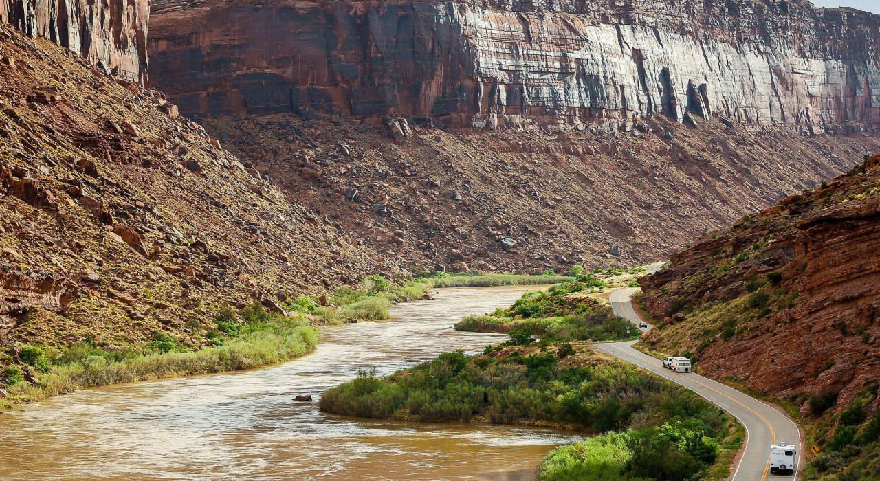 모압의 3대 경관도로 가운데 하나인 어퍼 콜로라도 강 경관도로를 따라 돌아보는 명소