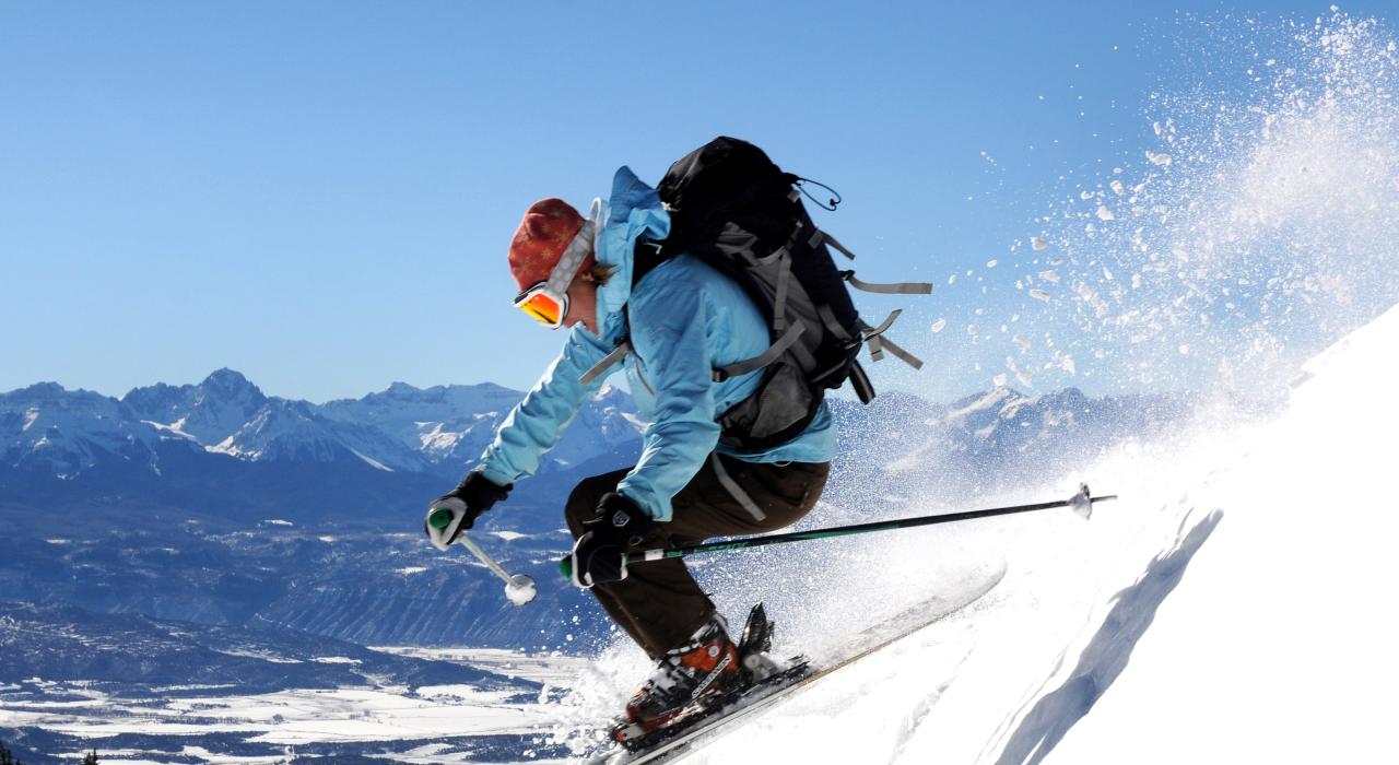 Prática de ski com uma paisagem incrível ao fundo