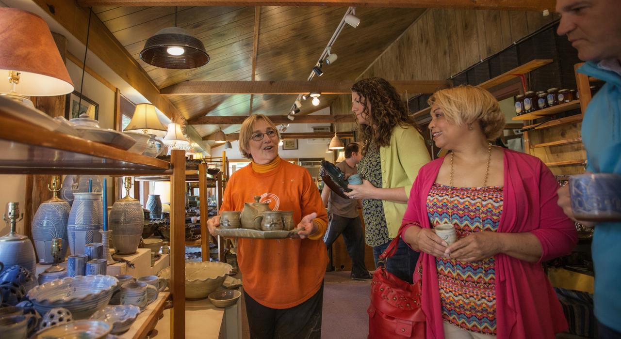 Visitantes compran artículos en cerámica artesanales en Tater Knob Pottery & Farm, en las cercanías de Berea, Kentucky