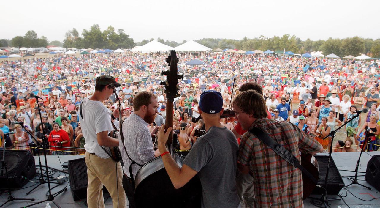 Una banda de bluegrass entretiene a la multitud en el ROMP Festival en Owensboro, Kentucky