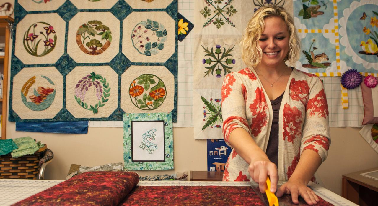 Una artista de telas comienza a trabajar en un proyecto de bordado en el National Quilt Museum