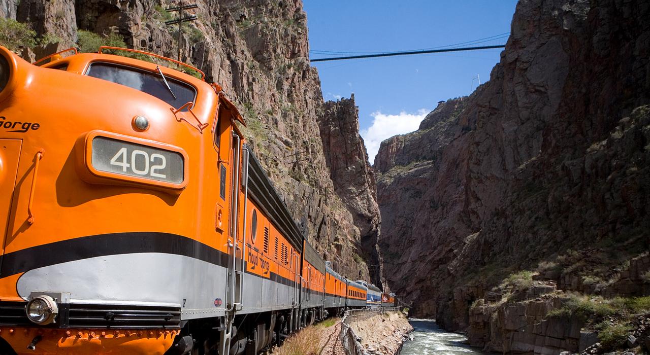 A Royal Gorge Route Railroad atravessa deslumbrantes penhascos de granito