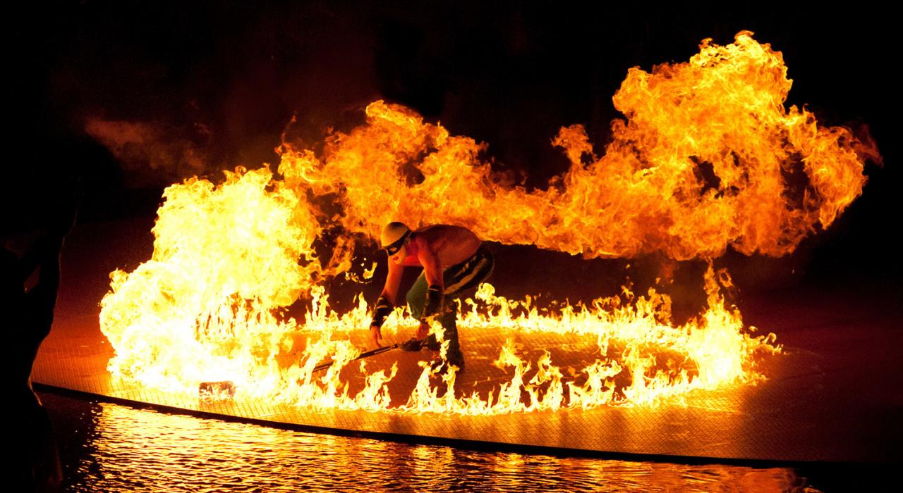 이 시각적으로 환상적인 공연에서는 격렬한 불과 순수한 물이 하나로 섞여 ‘O’ 공연장 전체를 감쌉니다.