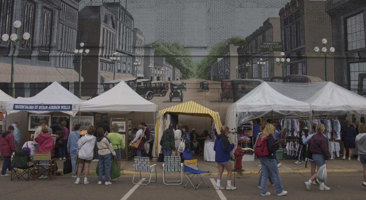 Festival artistique et culturel de Little Falls au milieu de ses fresques