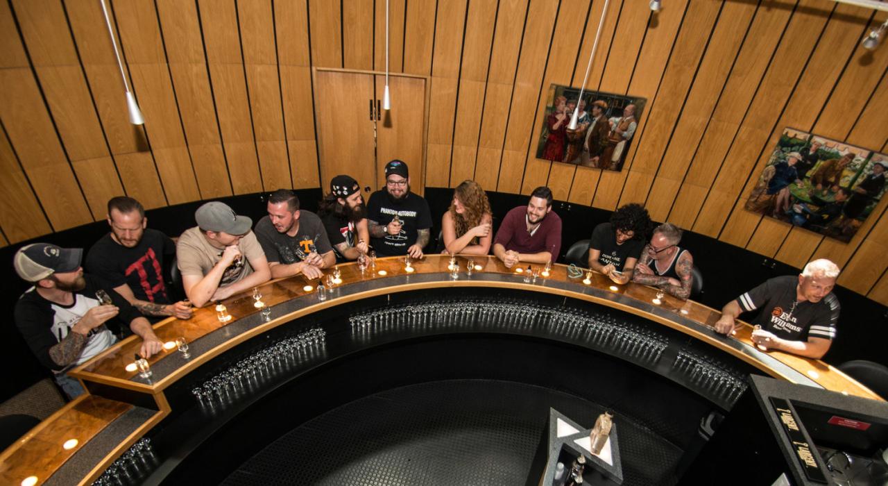 Probando una selección de bourbon en una de las destilerías locales