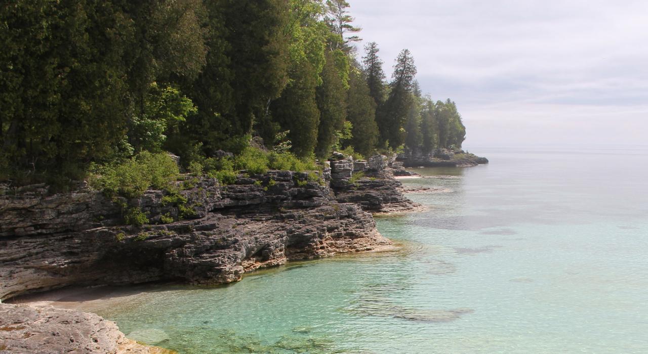 Kristallklares Wasser im Cave Point County Park
