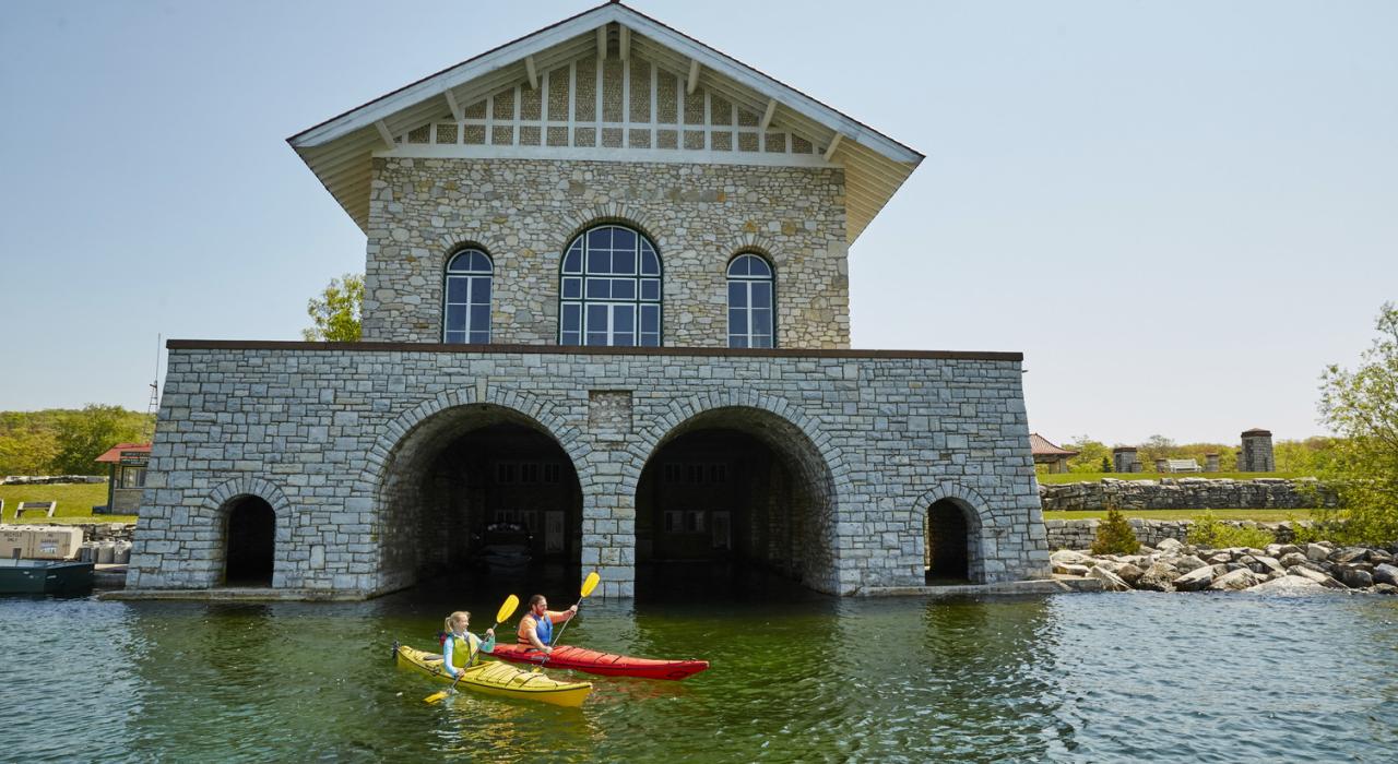 Kajaktour in der Nähe des Rock Island State Park Boathouse