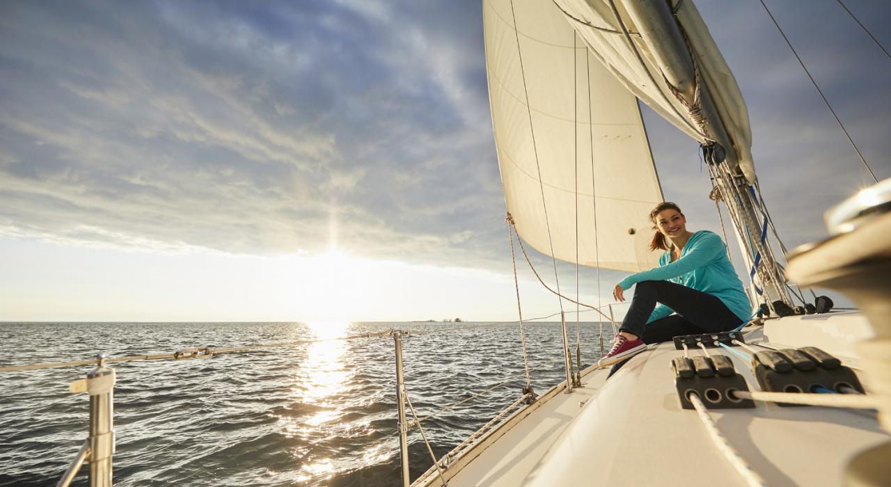 Segeltörn bei Sonnenuntergang auf dem Segelboot Passage North des Sail Door County in Sister Bay