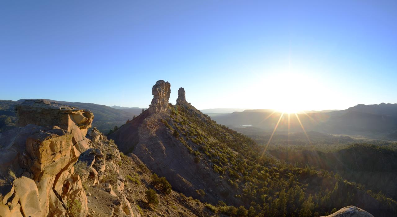 チムニーロック国定史跡を象徴するとがった奇岩