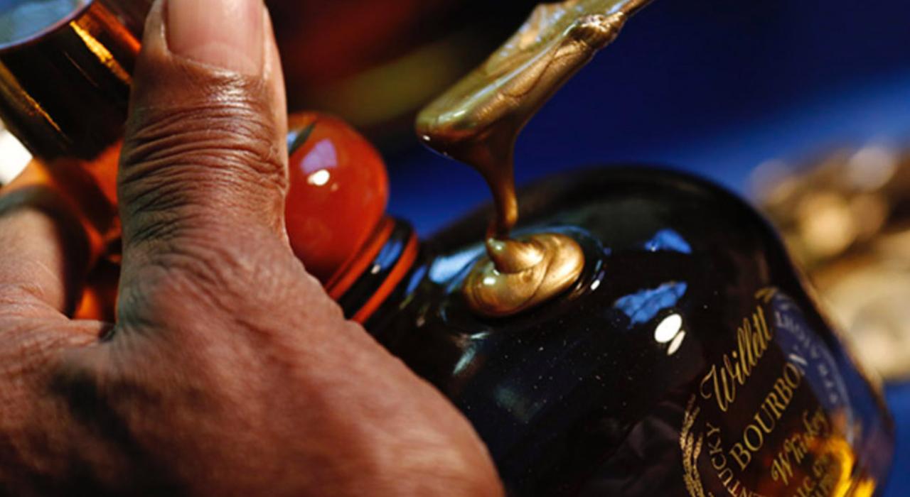 Dando los toques finales a una botella de whisky Willett