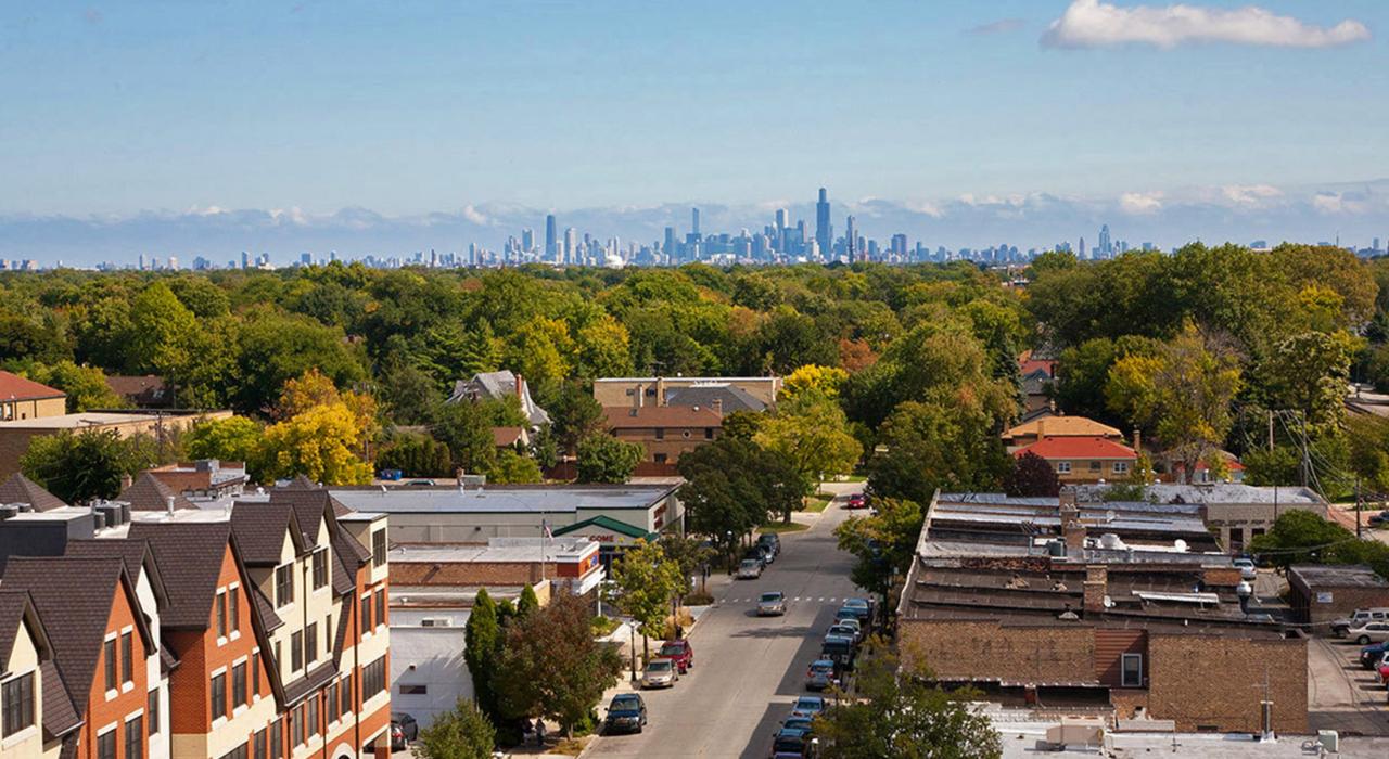 Vista desde lo alto del pueblo de Riverside con el horizonte urbano de Chicago a lo lejos