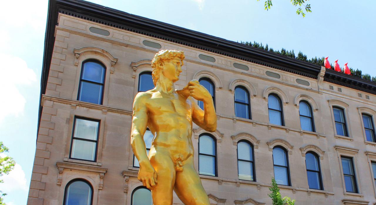 Œuvre d’art exposée devant le 21c Museum Hotel de Main Street