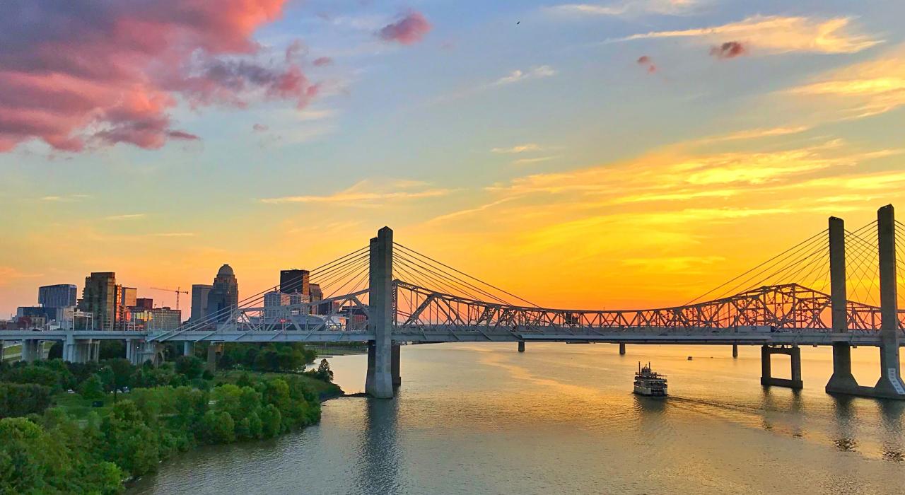 Coucher de soleil sur la rivière Ohio qui longe le centre-ville