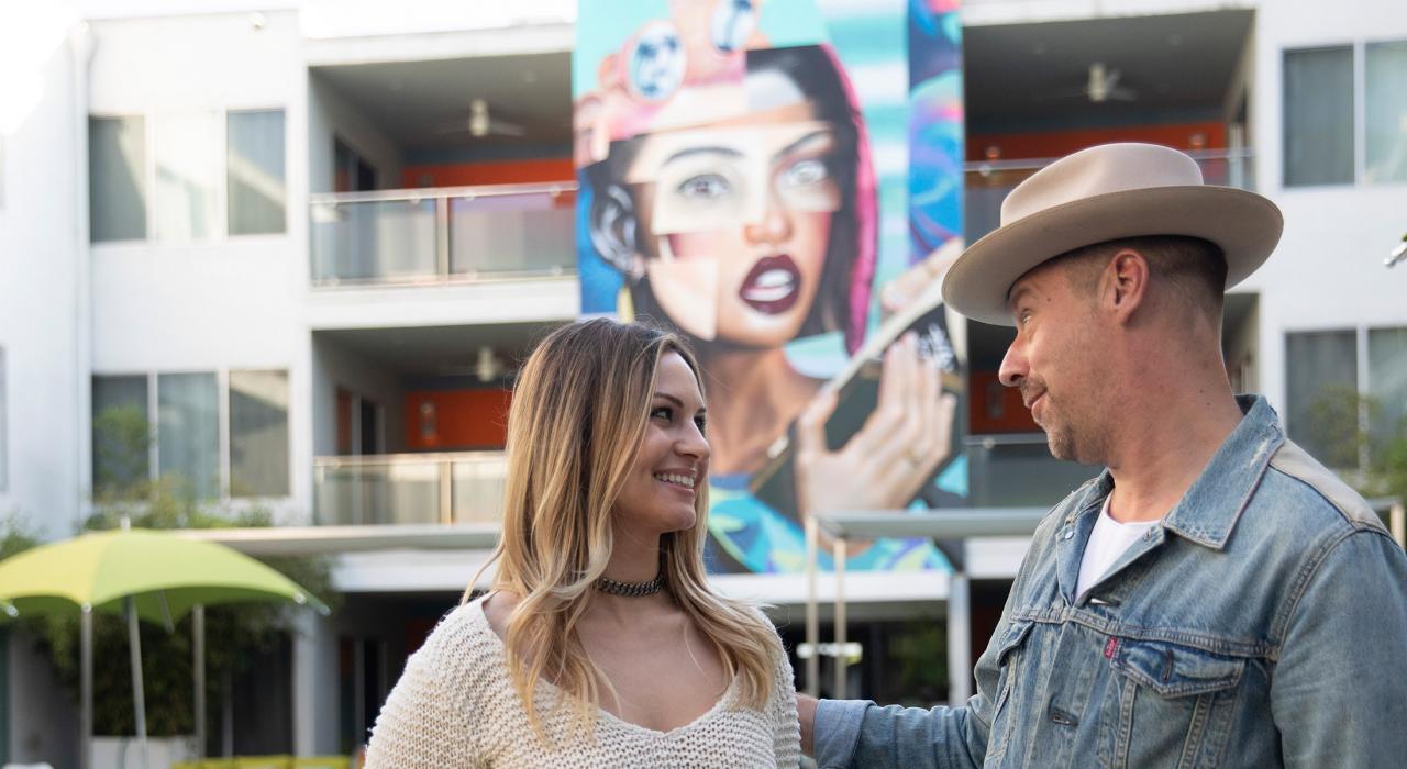 Kat Meoz mit Freunden an einem Pool in West Hollywood, Kalifornien