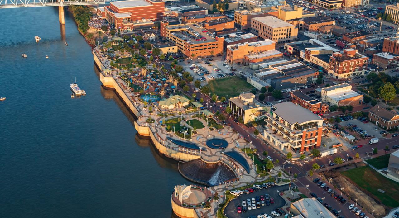 Vista aérea del centro de la ciudad, justo sobre el Ohio River
