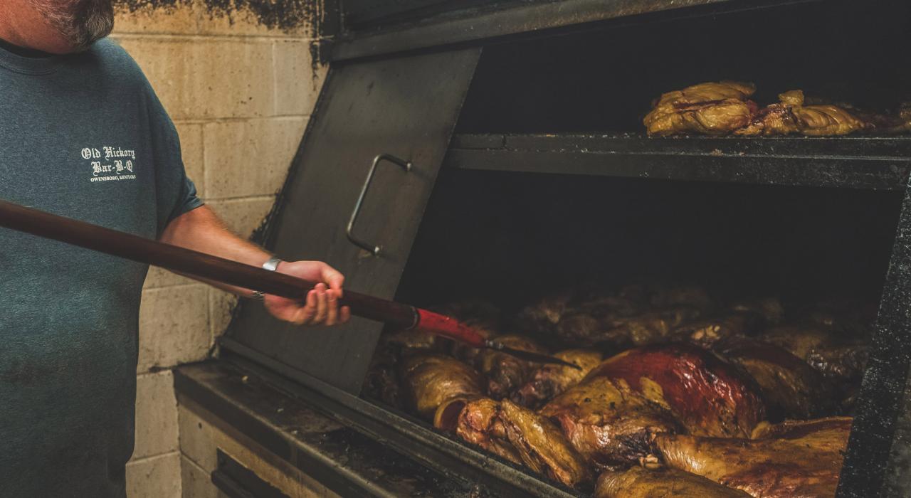 El arte del cordero ahumado en el restaurante Old Hickory Bar-B-Que